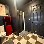 Chic Stay Near Downtown With Coffee Bar