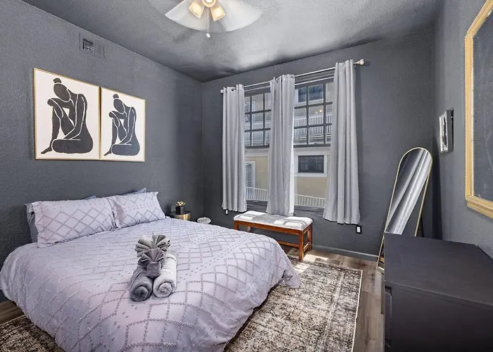 Chic Stay Near Downtown With Coffee Bar