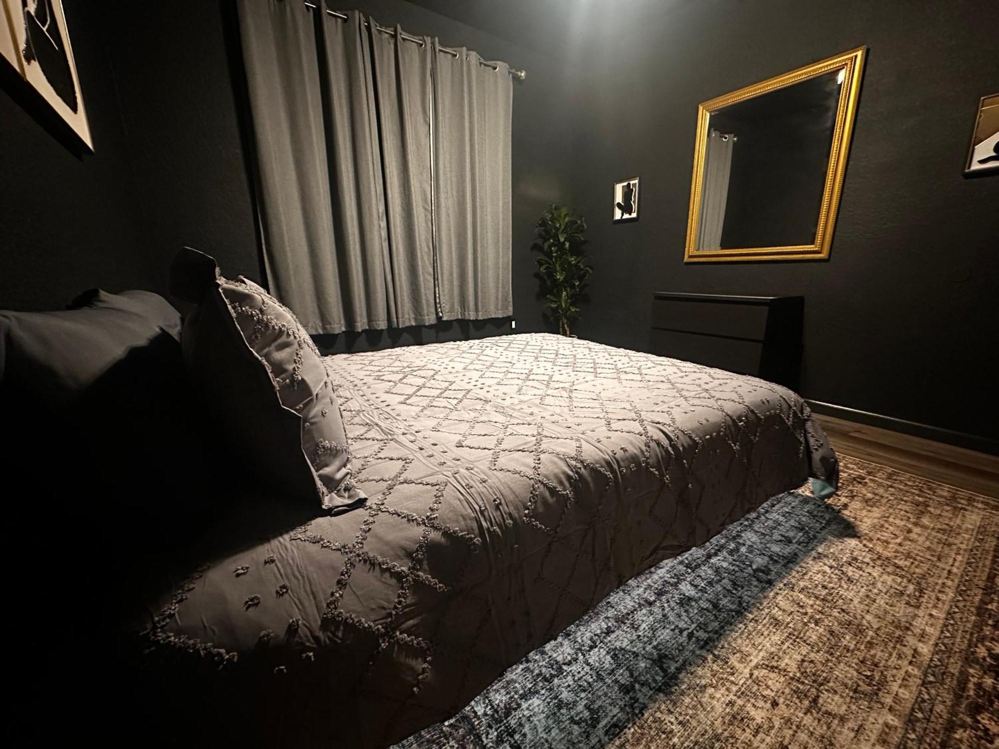 Chic Near Downtown With Coffee Bar *