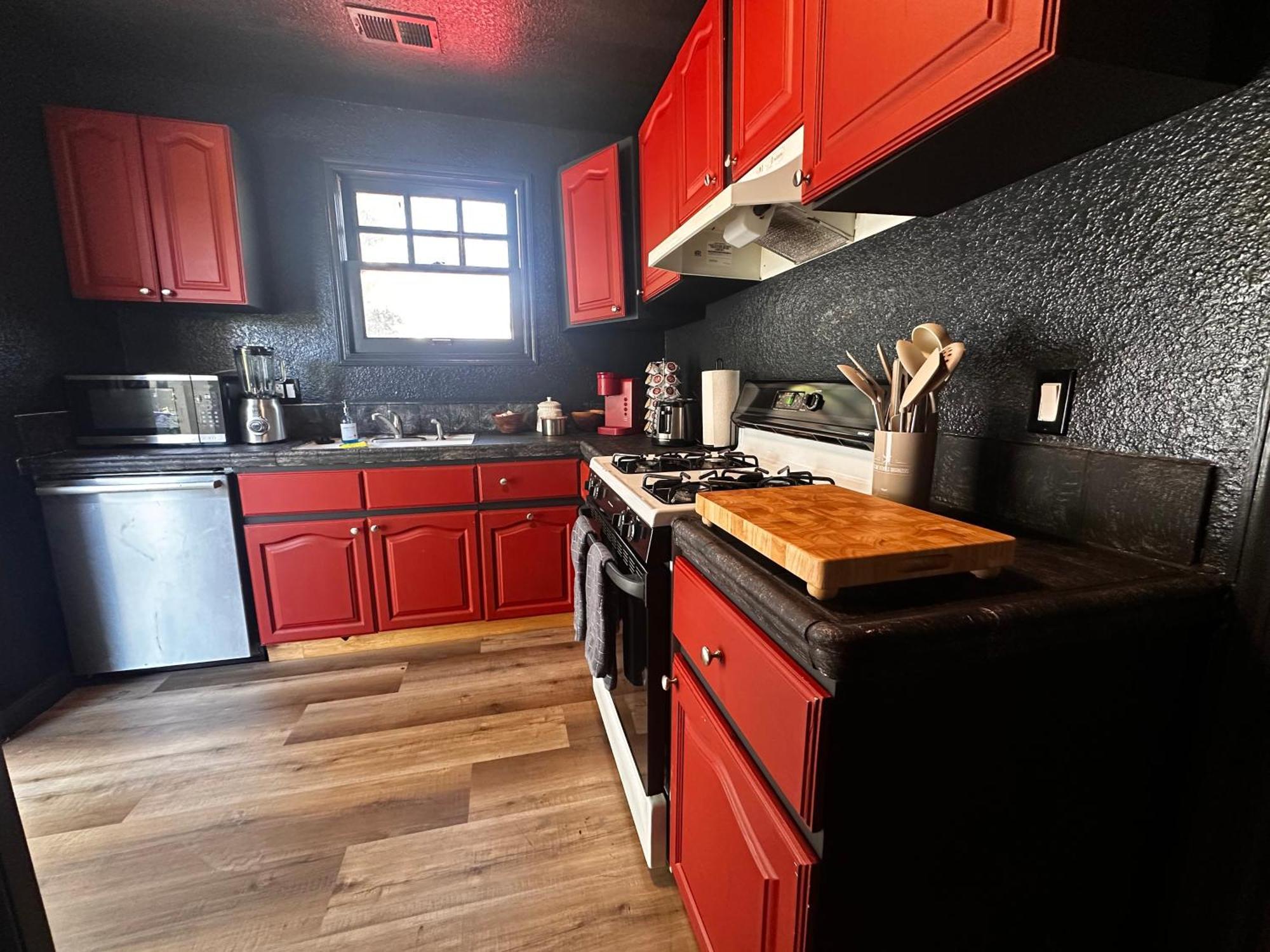 Homestay Chic Near Downtown With Coffee Bar