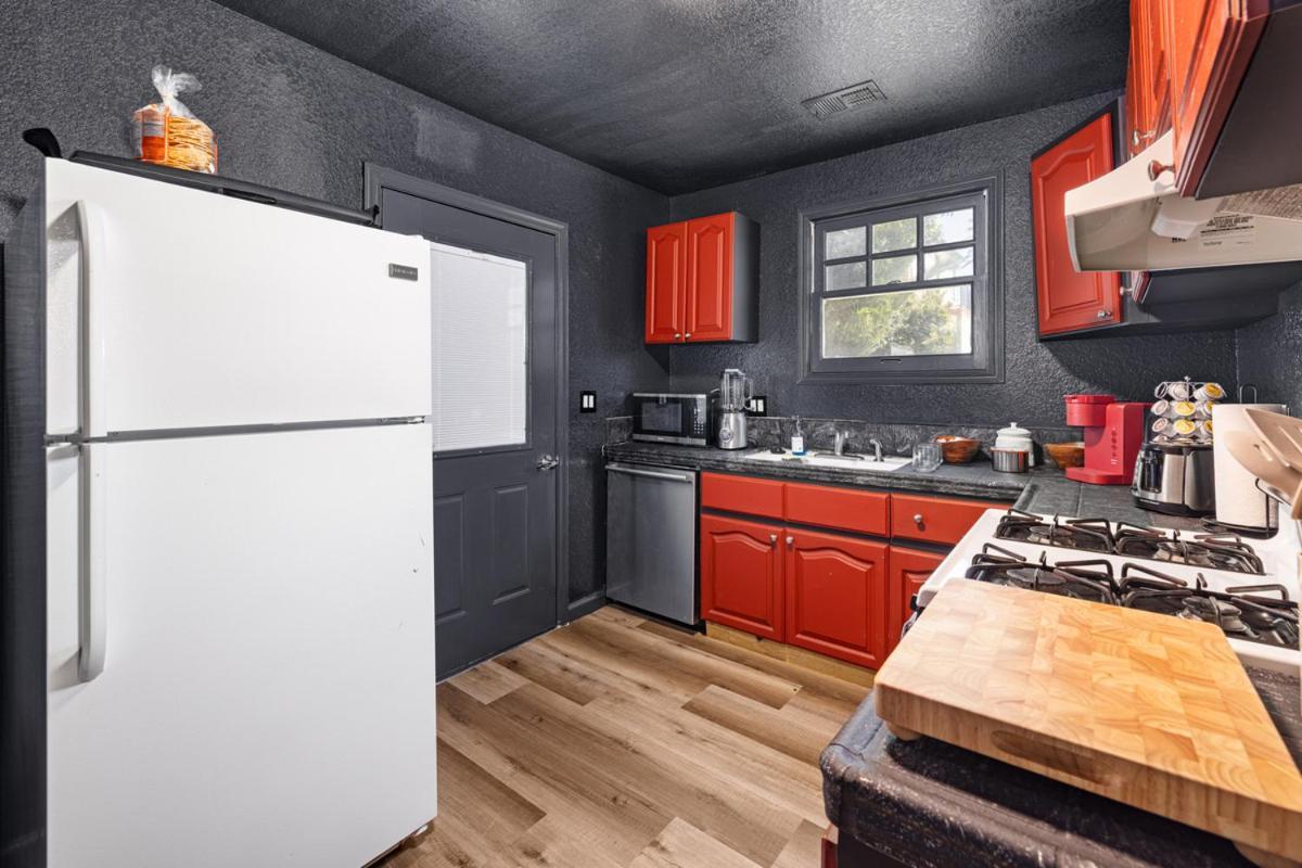 Homestay Chic Near Downtown With Coffee Bar *