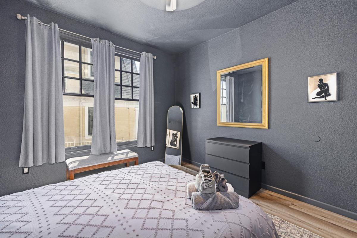 Homestay Chic Near Downtown With Coffee Bar *
